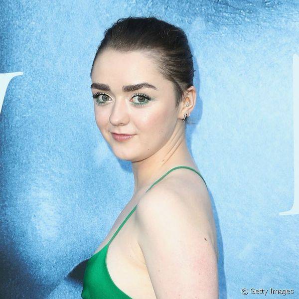 A pele iluminada e o contorno leve nas maçãs do rosto foram o acabamento escolhido para valorizar a maquiagem da atriz que vive Arya Stark (Foto: Getty Images)